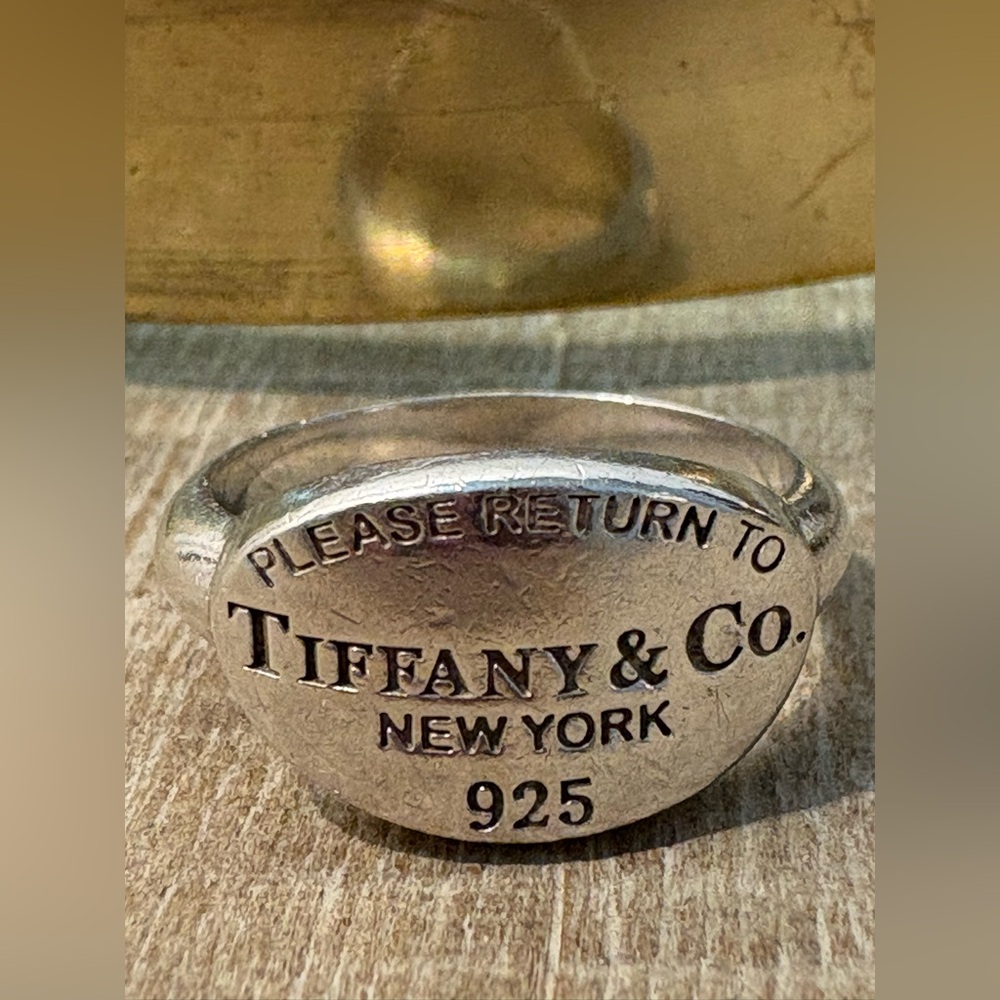 Tiffany & Co. Return to Tiffany Oval Signet Ring in Silver